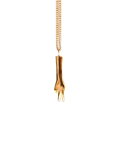 The-scissors-pendant-gold-by-glenda-lopez-frontal-1